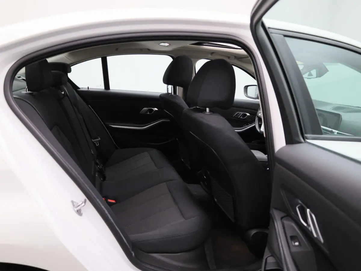 318i Executive | SCHUIFDAK | NAVIGATIE | PARKEERSENSOREN | CLIMATE CONTROL | LMV | LED | CRUISE CONTROL |