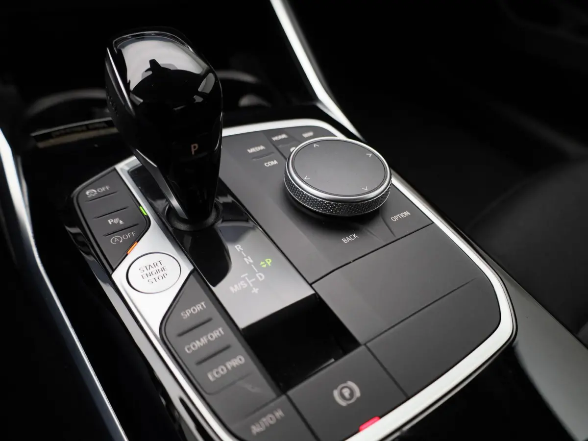 318i Executive | SCHUIFDAK | NAVIGATIE | PARKEERSENSOREN | CLIMATE CONTROL | LMV | LED | CRUISE CONTROL |