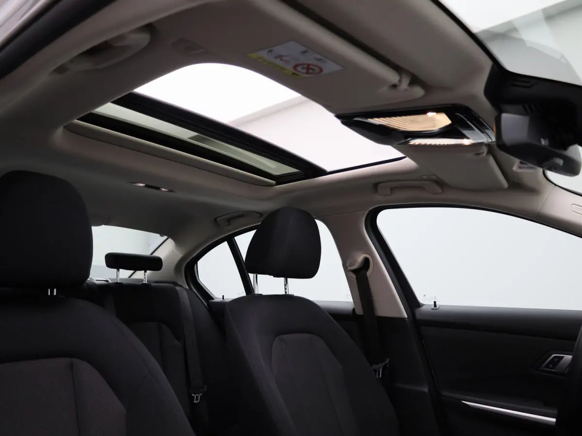 318i Executive | SCHUIFDAK | NAVIGATIE | PARKEERSENSOREN | CLIMATE CONTROL | LMV | LED | CRUISE CONTROL |