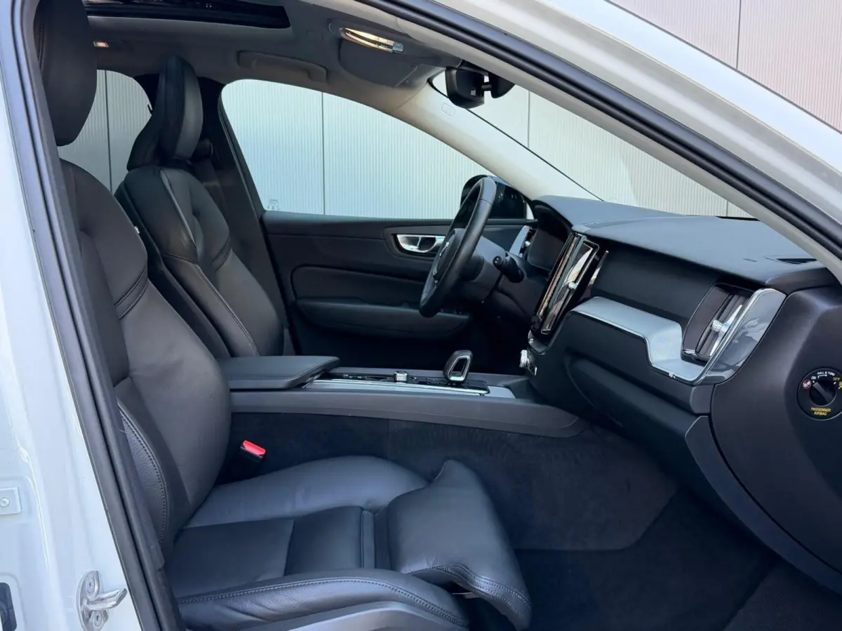 2.0 T6 Plug-in hybrid AWD Plus Dark Panorama|H/K Audio|Keyless