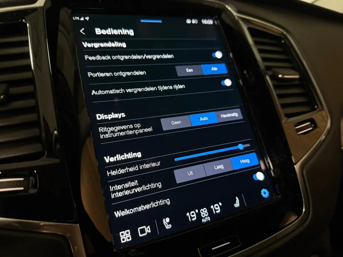 T8 AWD Recharge Bright Long Range | Trekhaak | Harman Kardon | 455pk | Adaptieve Cruise Control | Stoelverwarming voor+achter | Stuurwielverwarming | Parkeercamera | Full LED Meesturende kop