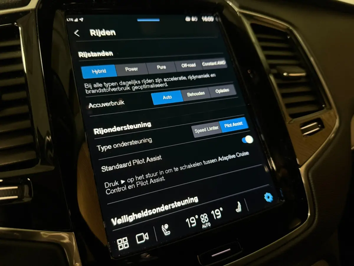 T8 AWD Recharge Bright Long Range | Trekhaak | Harman Kardon | 455pk | Adaptieve Cruise Control | Stoelverwarming voor+achter | Stuurwielverwarming | Parkeercamera | Full LED Meesturende kop