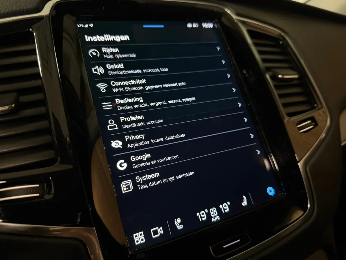 T8 AWD Recharge Bright Long Range | Trekhaak | Harman Kardon | 455pk | Adaptieve Cruise Control | Stoelverwarming voor+achter | Stuurwielverwarming | Parkeercamera | Full LED Meesturende kop
