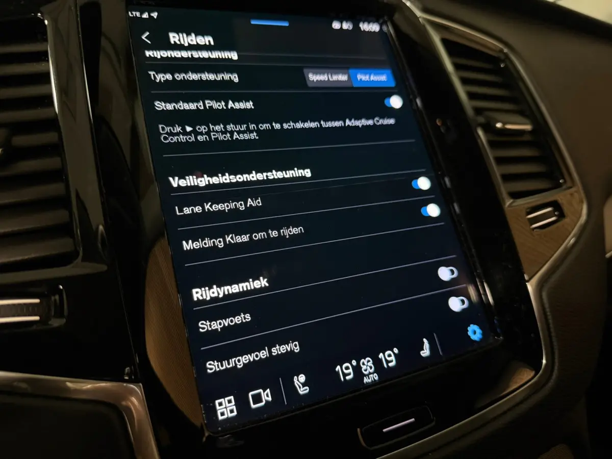 T8 AWD Recharge Bright Long Range | Trekhaak | Harman Kardon | 455pk | Adaptieve Cruise Control | Stoelverwarming voor+achter | Stuurwielverwarming | Parkeercamera | Full LED Meesturende kop