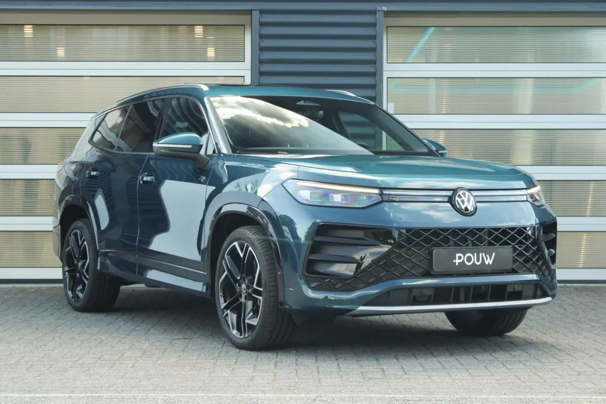 1.5 eHybrid 204pk R-Line Edition | Panoramadak | Trekhaak | Parkeer Assistent