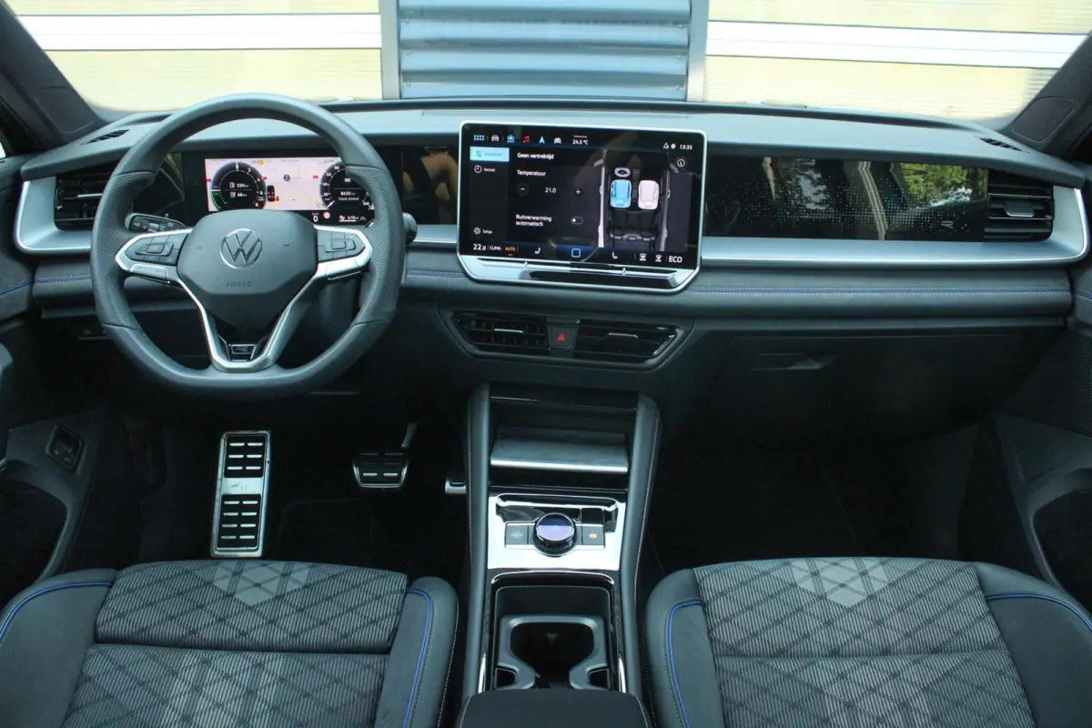 1.5 eHybrid 204pk R-Line Edition | Panoramadak | Trekhaak | Parkeer Assistent