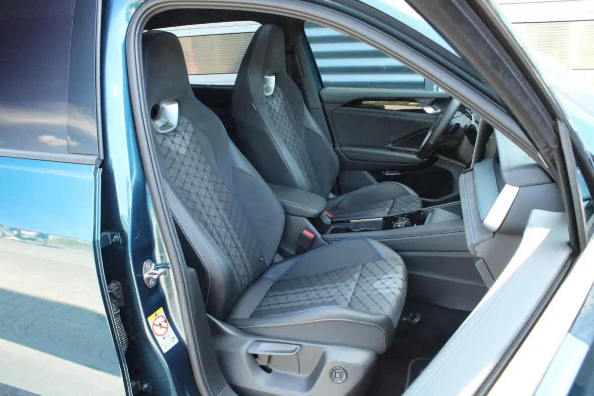 1.5 eHybrid 204pk R-Line Edition | Panoramadak | Trekhaak | Parkeer Assistent