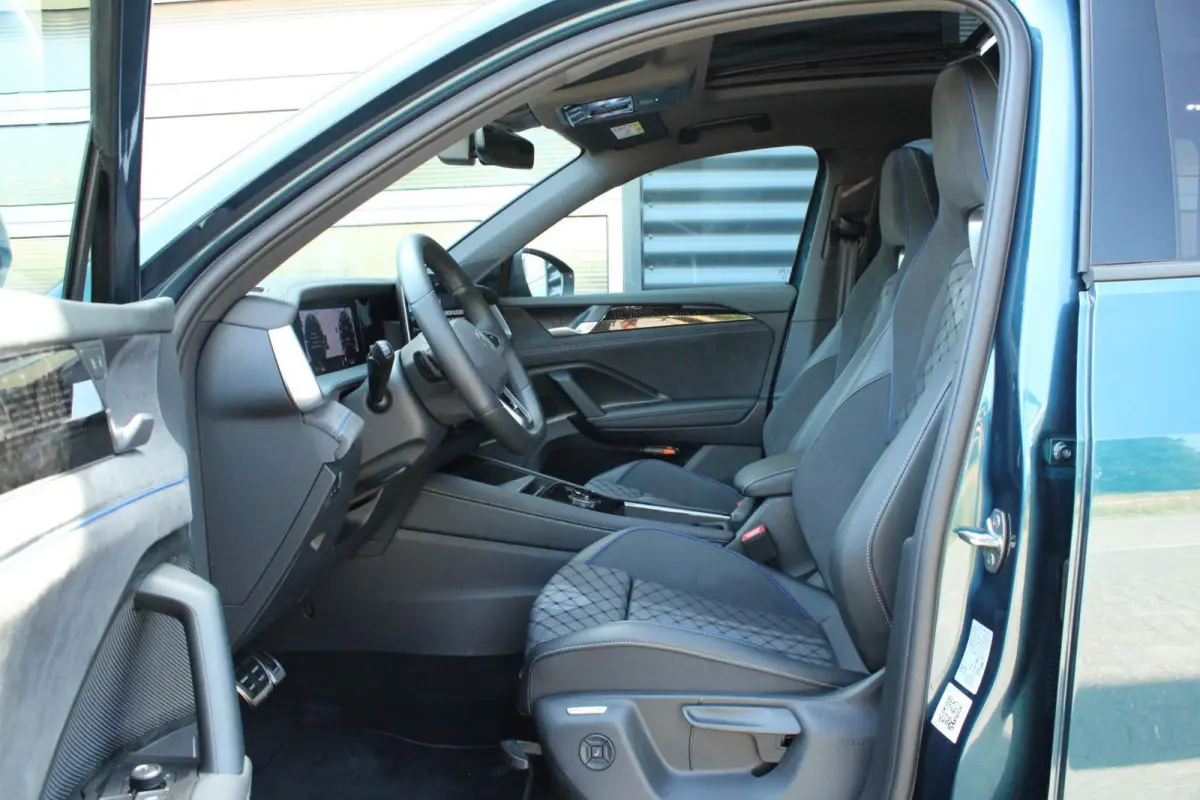 1.5 eHybrid 204pk R-Line Edition | Panoramadak | Trekhaak | Parkeer Assistent