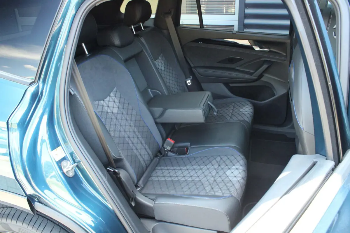 1.5 eHybrid 204pk R-Line Edition | Panoramadak | Trekhaak | Parkeer Assistent