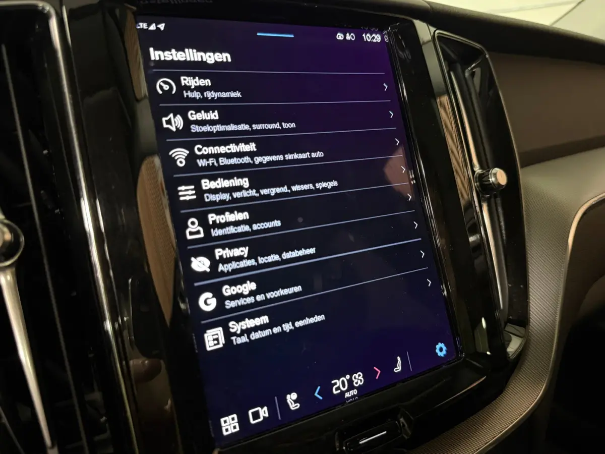 T6 AWD Recharge Plus Dark | Harman Kardon | All Season banden | Adaptieve Cruise Control | Stoelverwarming voor+achter | Stuurwielverwarming | Parkeercamera | Standkachel met Volvo On Call A