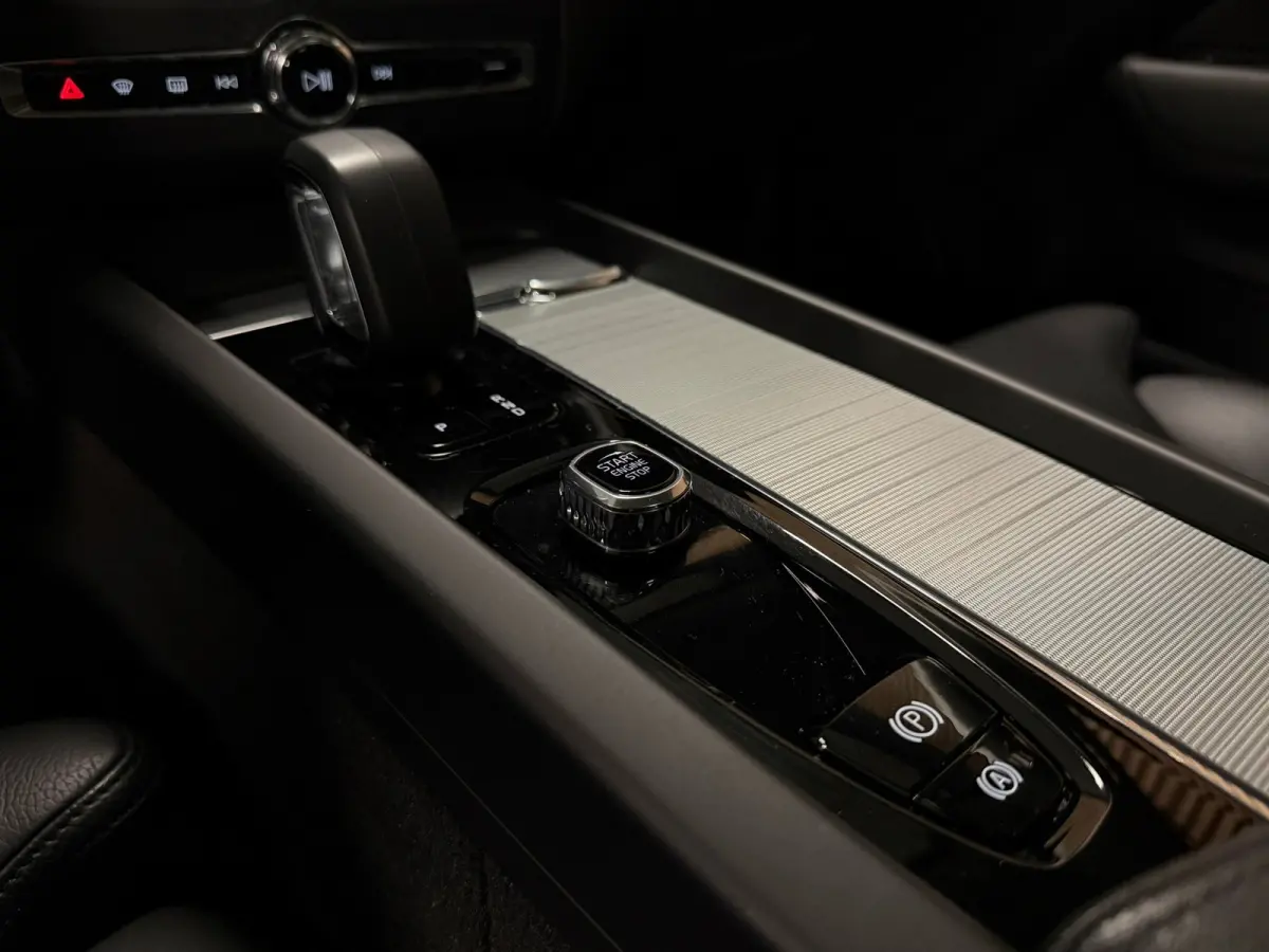 T6 AWD Recharge Plus Dark | Harman Kardon | All Season banden | Adaptieve Cruise Control | Stoelverwarming voor+achter | Stuurwielverwarming | Parkeercamera | Standkachel met Volvo On Call A