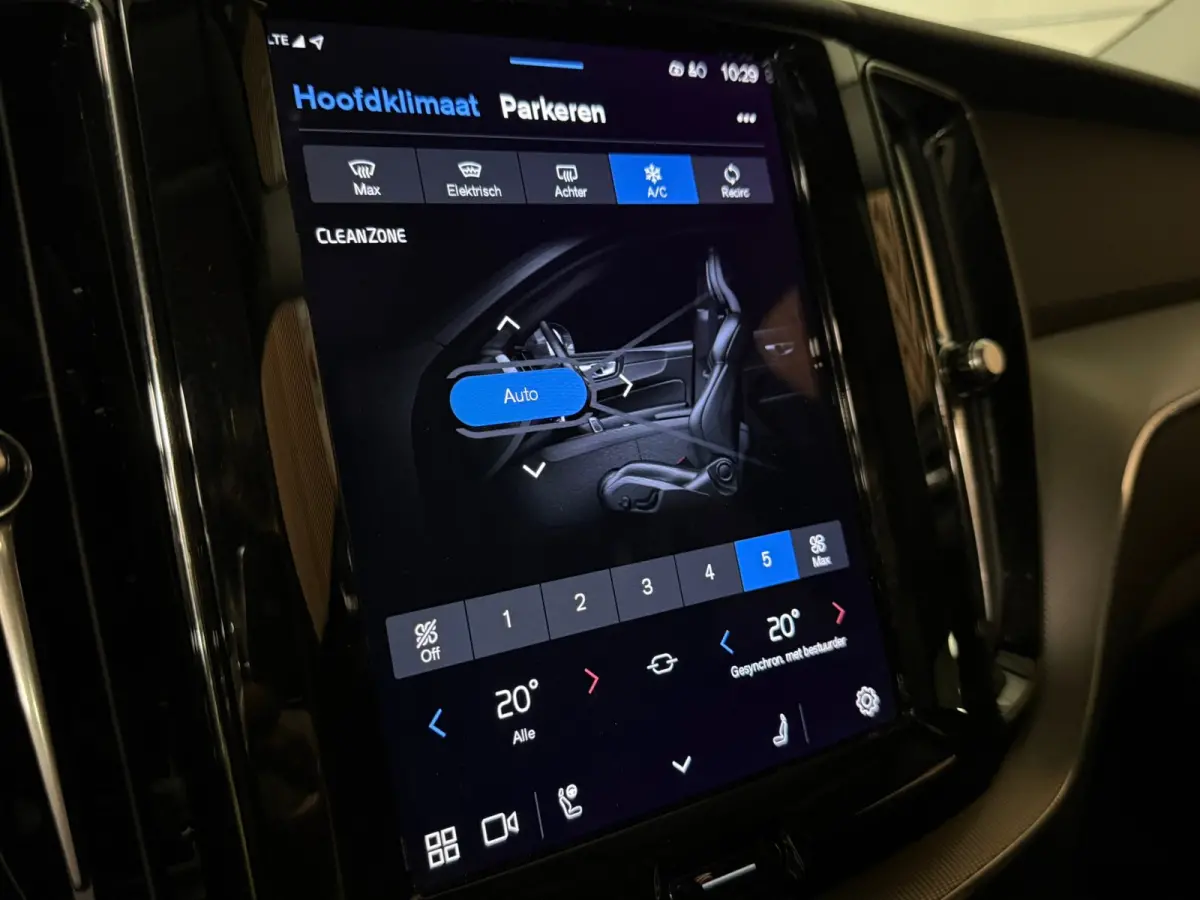 T6 AWD Recharge Plus Dark | Harman Kardon | All Season banden | Adaptieve Cruise Control | Stoelverwarming voor+achter | Stuurwielverwarming | Parkeercamera | Standkachel met Volvo On Call A