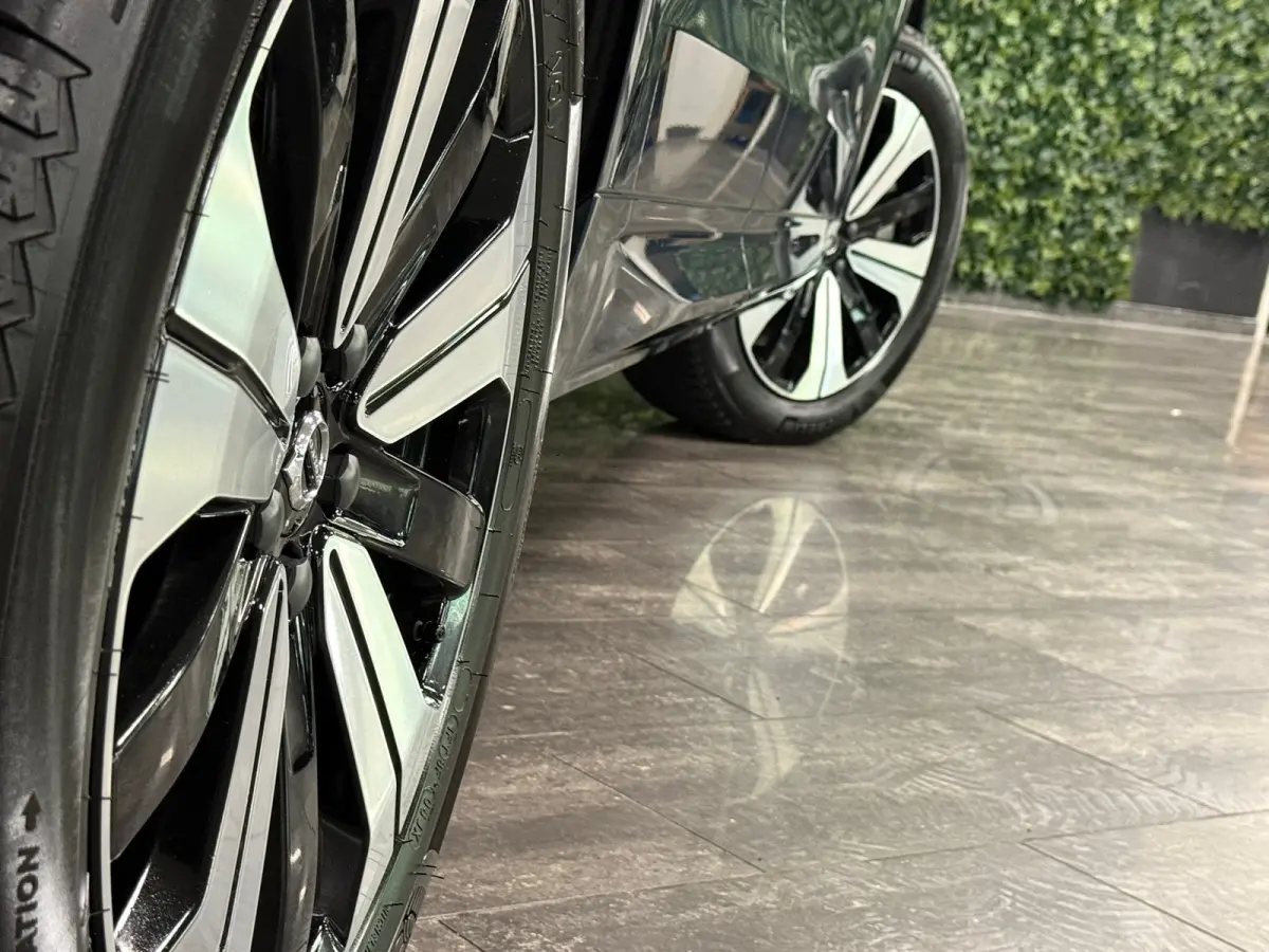 T6 AWD Recharge Plus Dark | Harman Kardon | All Season banden | Adaptieve Cruise Control | Stoelverwarming voor+achter | Stuurwielverwarming | Parkeercamera | Standkachel met Volvo On Call A
