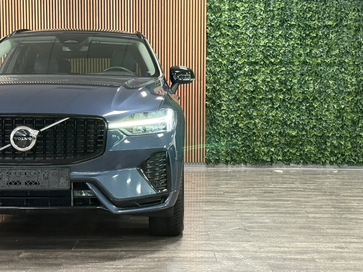T6 AWD Recharge Plus Dark | Harman Kardon | All Season banden | Adaptieve Cruise Control | Stoelverwarming voor+achter | Stuurwielverwarming | Parkeercamera | Standkachel met Volvo On Call A