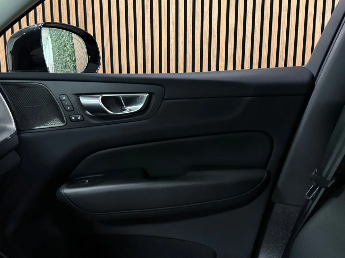 T6 AWD Recharge Plus Dark | Harman Kardon | All Season banden | Adaptieve Cruise Control | Stoelverwarming voor+achter | Stuurwielverwarming | Parkeercamera | Standkachel met Volvo On Call A
