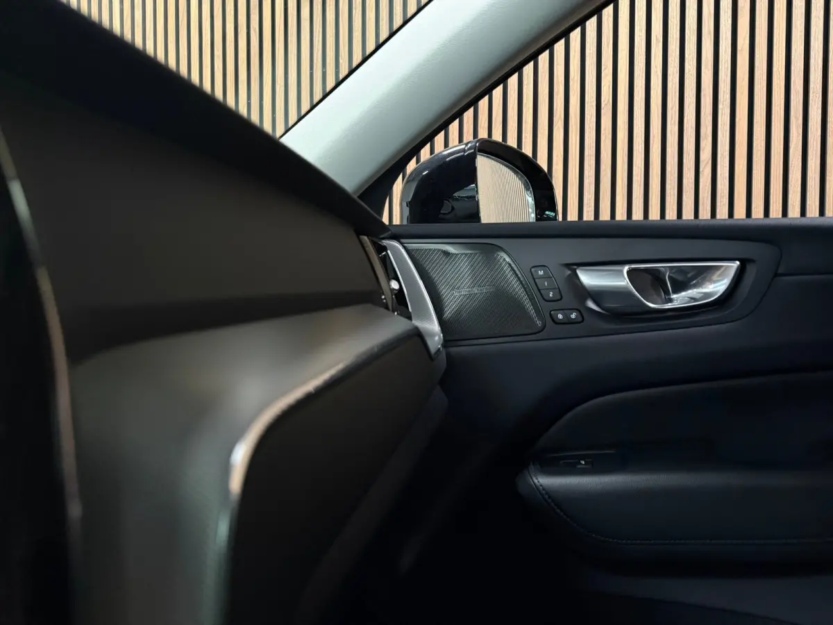 T6 AWD Recharge Plus Dark | Harman Kardon | All Season banden | Adaptieve Cruise Control | Stoelverwarming voor+achter | Stuurwielverwarming | Parkeercamera | Standkachel met Volvo On Call A