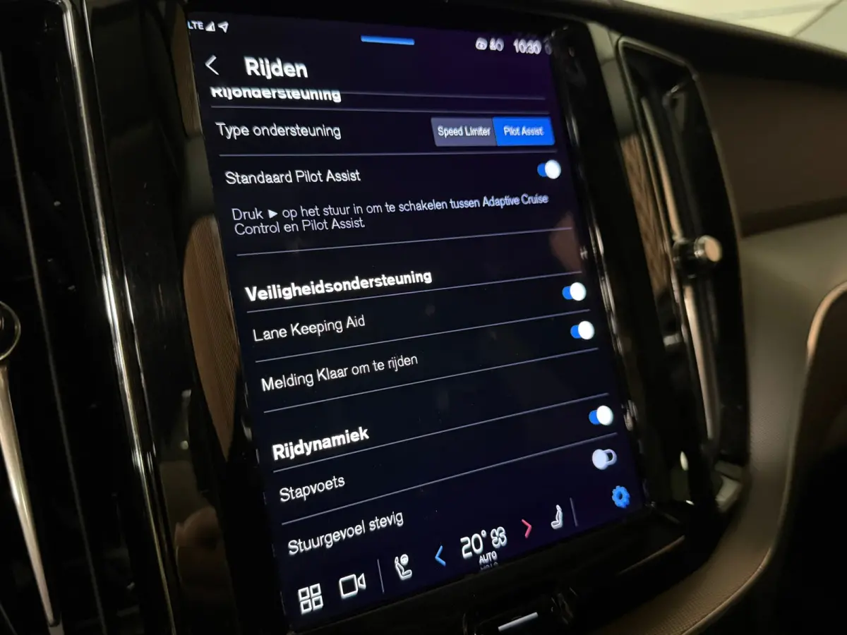 T6 AWD Recharge Plus Dark | Harman Kardon | All Season banden | Adaptieve Cruise Control | Stoelverwarming voor+achter | Stuurwielverwarming | Parkeercamera | Standkachel met Volvo On Call A