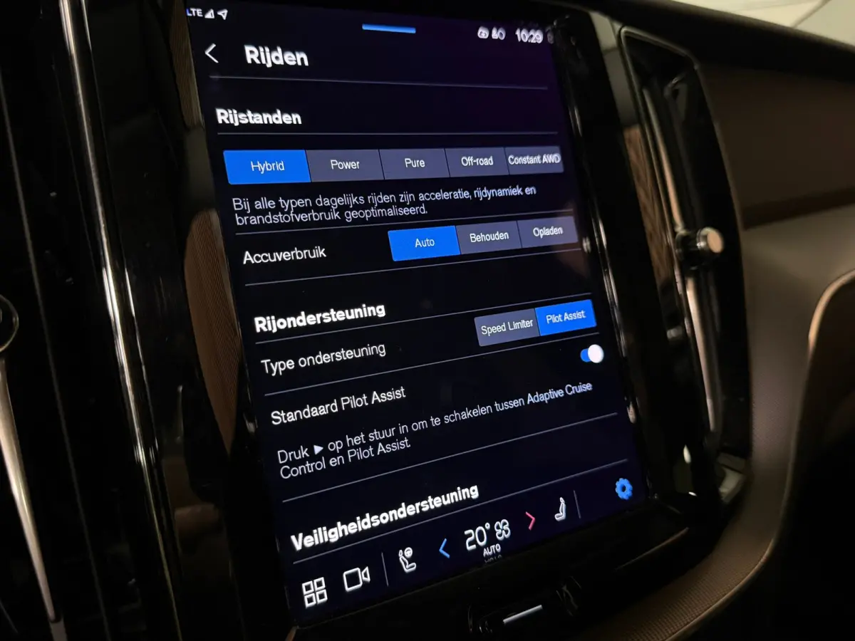 T6 AWD Recharge Plus Dark | Harman Kardon | All Season banden | Adaptieve Cruise Control | Stoelverwarming voor+achter | Stuurwielverwarming | Parkeercamera | Standkachel met Volvo On Call A