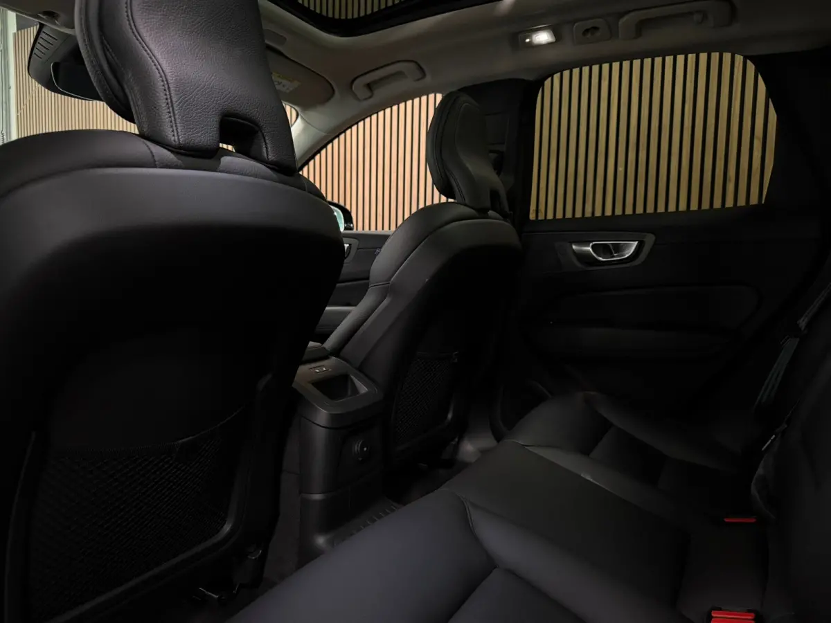 T6 AWD Recharge Plus Dark | Harman Kardon | All Season banden | Adaptieve Cruise Control | Stoelverwarming voor+achter | Stuurwielverwarming | Parkeercamera | Standkachel met Volvo On Call A