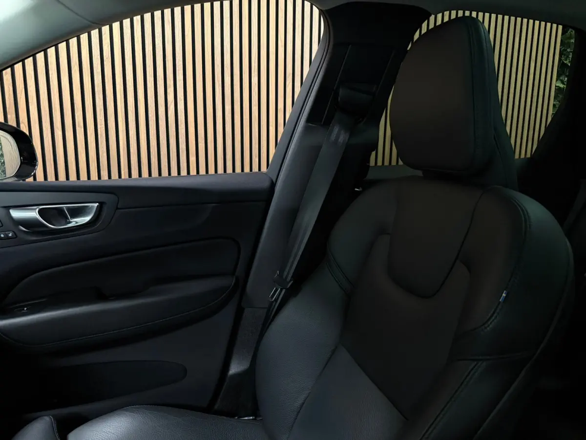T6 AWD Recharge Plus Dark | Harman Kardon | All Season banden | Adaptieve Cruise Control | Stoelverwarming voor+achter | Stuurwielverwarming | Parkeercamera | Standkachel met Volvo On Call A