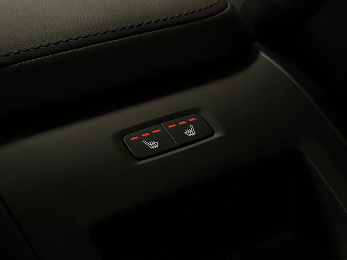 T6 AWD Recharge Plus Dark | Harman Kardon | All Season banden | Adaptieve Cruise Control | Stoelverwarming voor+achter | Stuurwielverwarming | Parkeercamera | Standkachel met Volvo On Call A