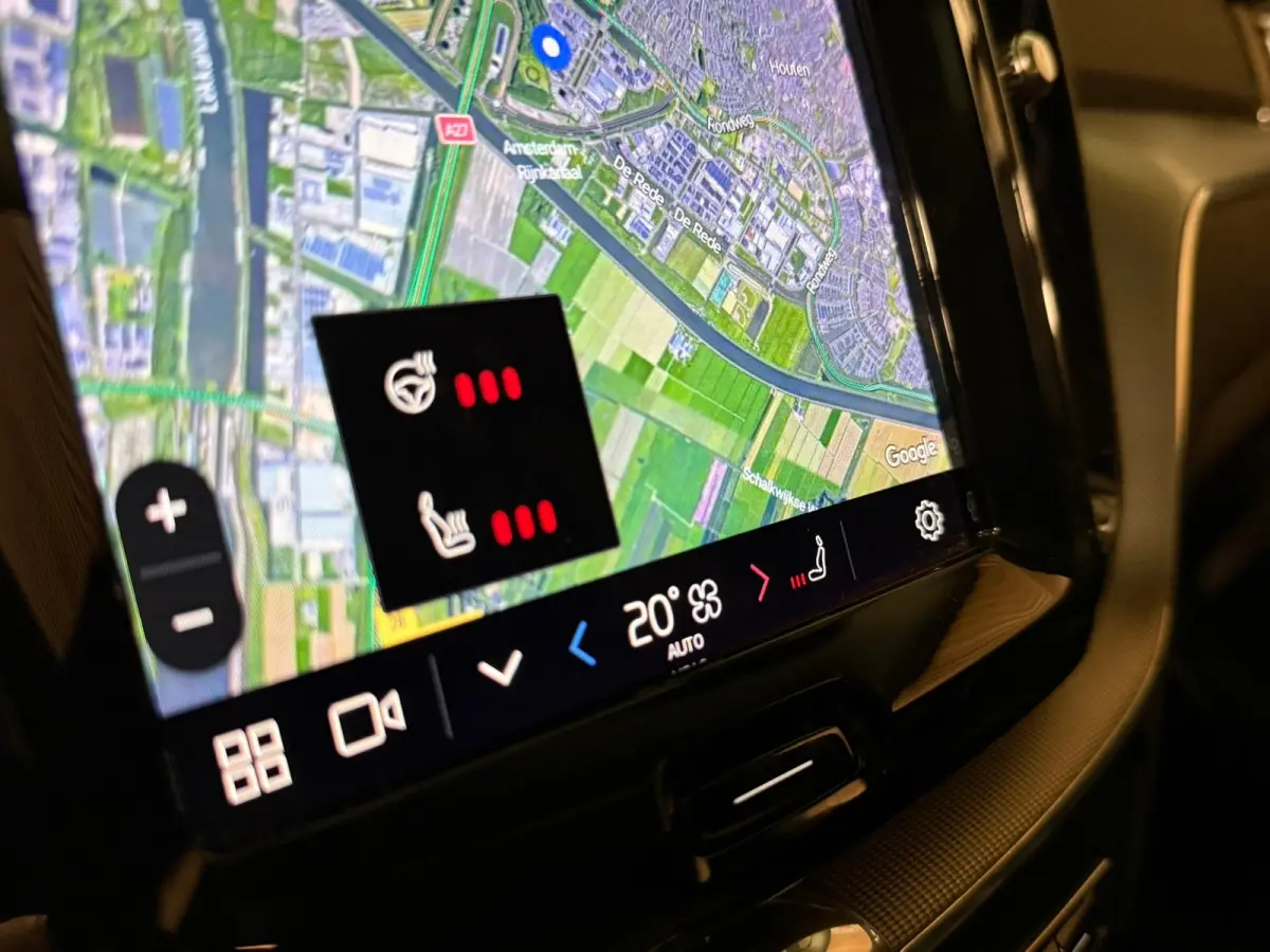 T6 AWD Recharge Plus Dark | Harman Kardon | All Season banden | Adaptieve Cruise Control | Stoelverwarming voor+achter | Stuurwielverwarming | Parkeercamera | Standkachel met Volvo On Call A