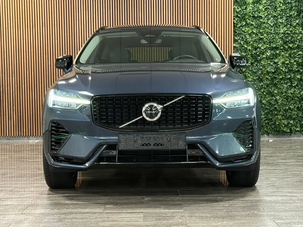T6 AWD Recharge Plus Dark | Harman Kardon | All Season banden | Adaptieve Cruise Control | Stoelverwarming voor+achter | Stuurwielverwarming | Parkeercamera | Standkachel met Volvo On Call A
