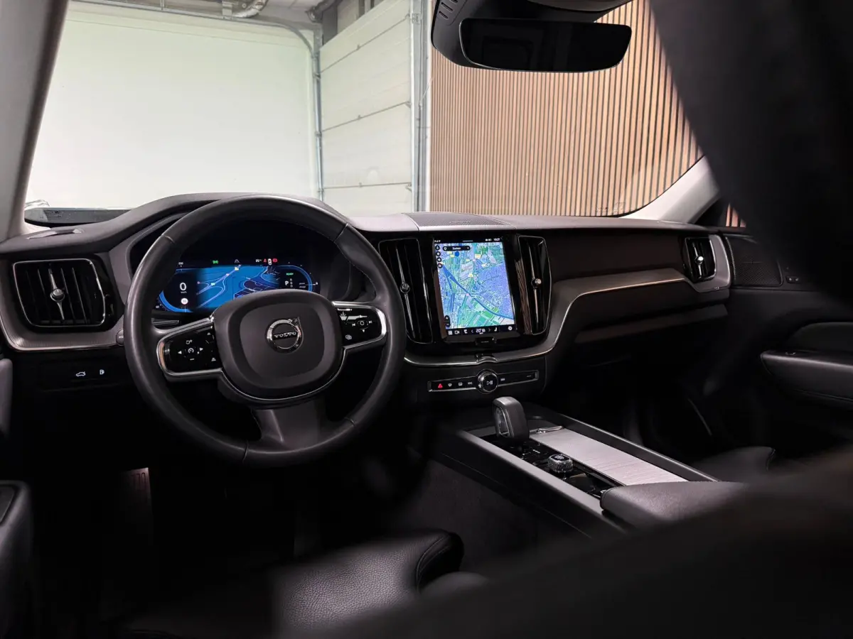 T6 AWD Recharge Plus Dark | Harman Kardon | All Season banden | Adaptieve Cruise Control | Stoelverwarming voor+achter | Stuurwielverwarming | Parkeercamera | Standkachel met Volvo On Call A