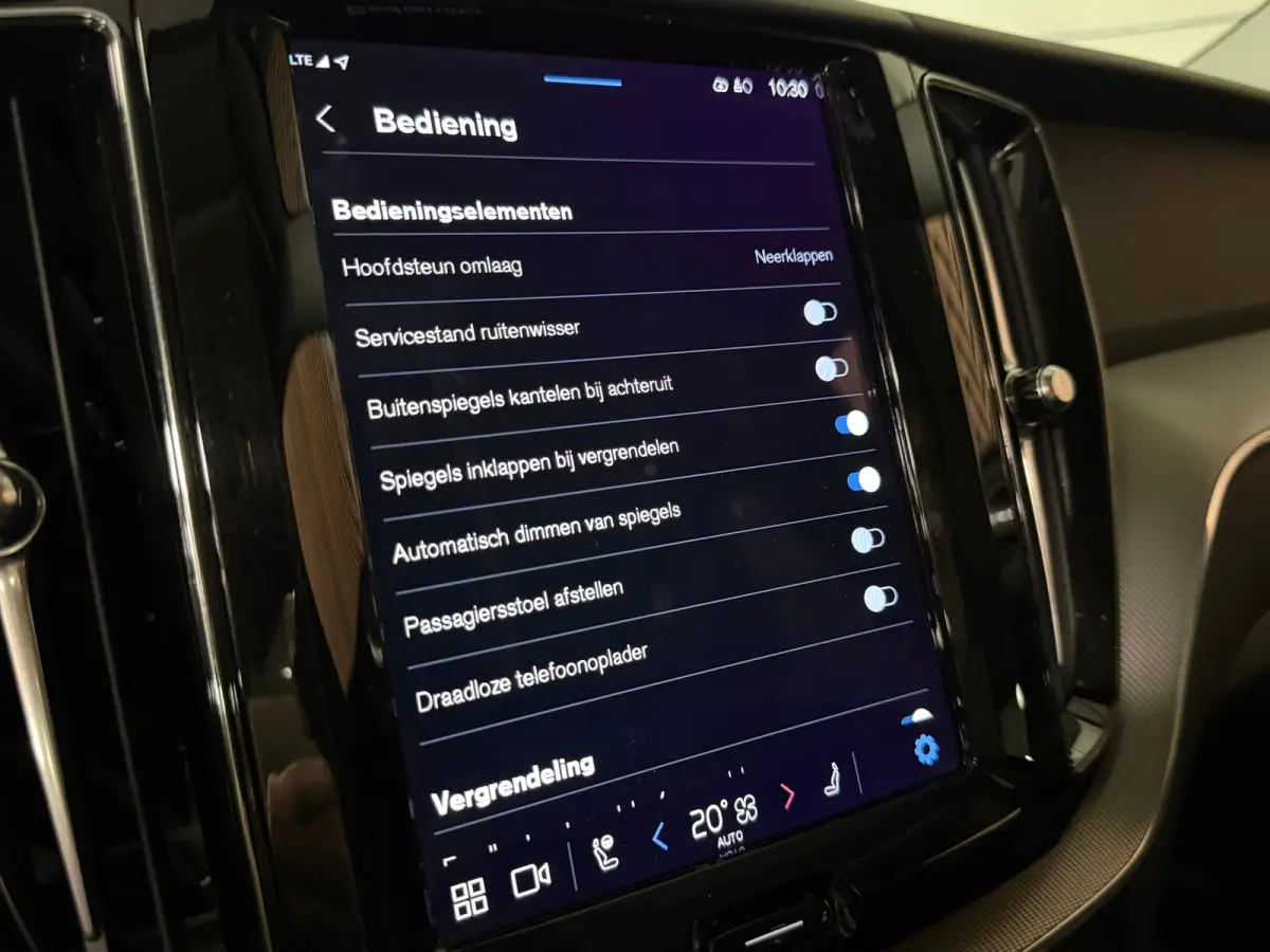 T6 AWD Recharge Plus Dark | Harman Kardon | All Season banden | Adaptieve Cruise Control | Stoelverwarming voor+achter | Stuurwielverwarming | Parkeercamera | Standkachel met Volvo On Call A