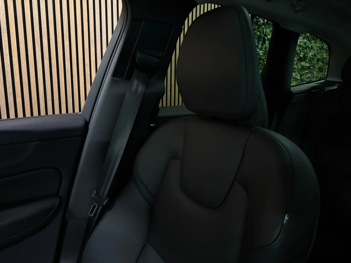 T6 AWD Recharge Plus Dark | Harman Kardon | All Season banden | Adaptieve Cruise Control | Stoelverwarming voor+achter | Stuurwielverwarming | Parkeercamera | Standkachel met Volvo On Call A