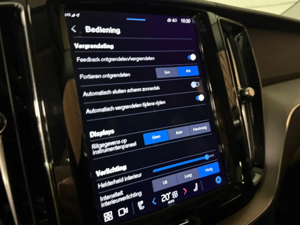T6 AWD Recharge Plus Dark | Harman Kardon | All Season banden | Adaptieve Cruise Control | Stoelverwarming voor+achter | Stuurwielverwarming | Parkeercamera | Standkachel met Volvo On Call A