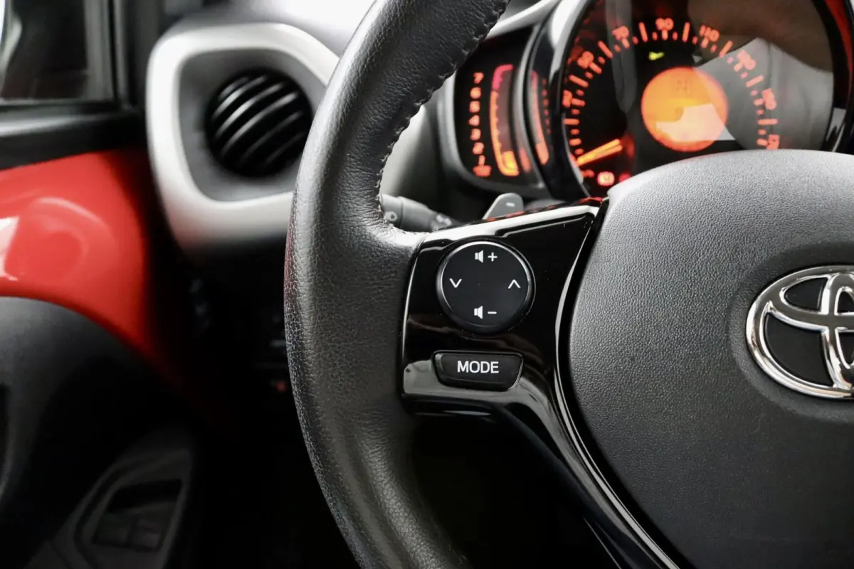 1.0 VVT-i x-play AUTOMAAT rood