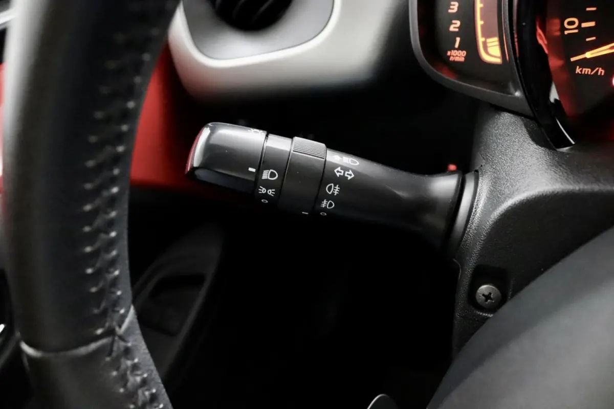1.0 VVT-i x-play AUTOMAAT rood