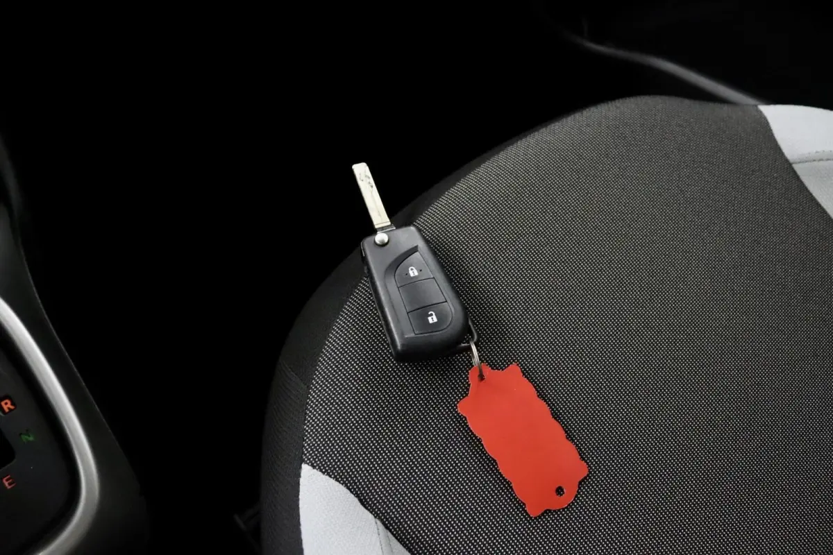 1.0 VVT-i x-play AUTOMAAT rood