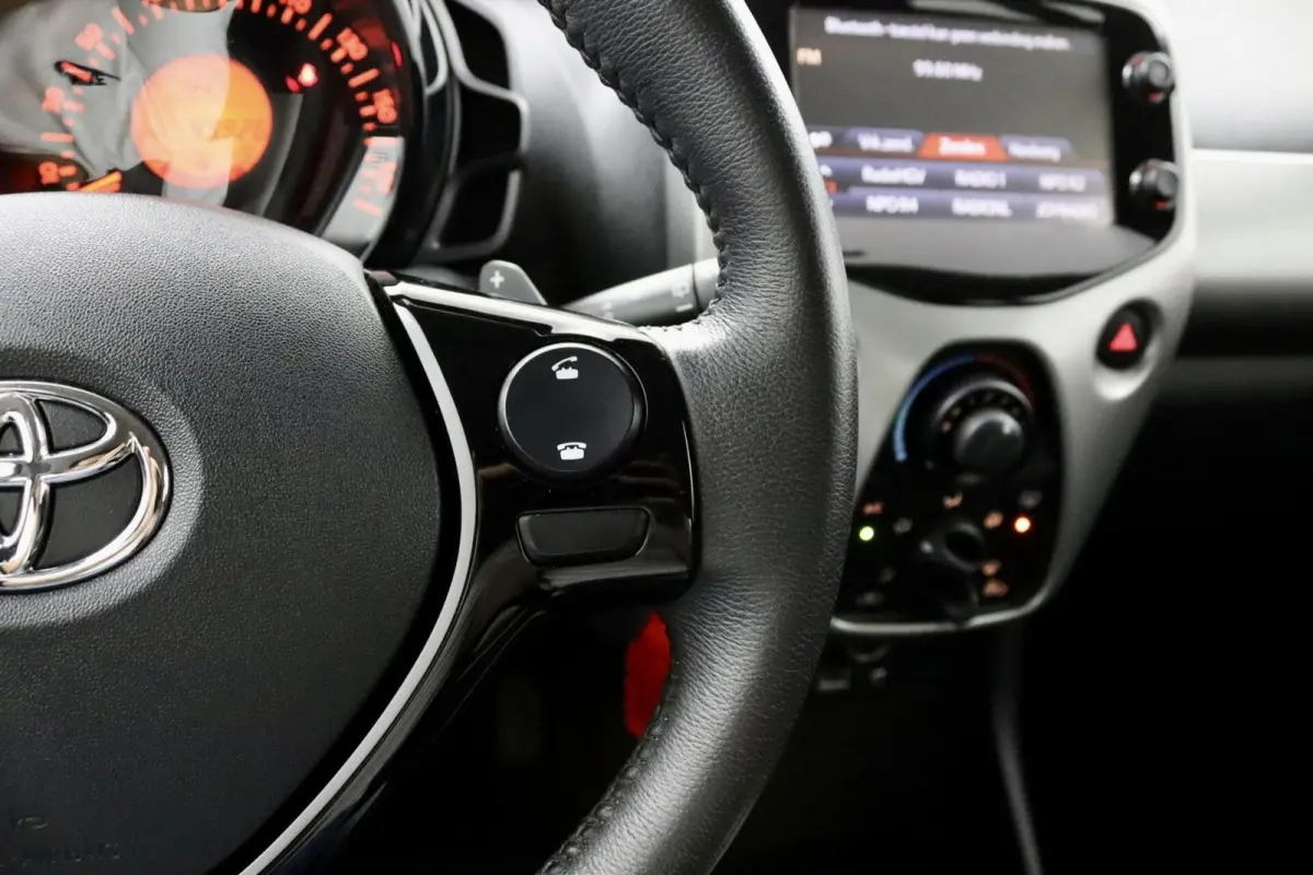 1.0 VVT-i x-play AUTOMAAT rood
