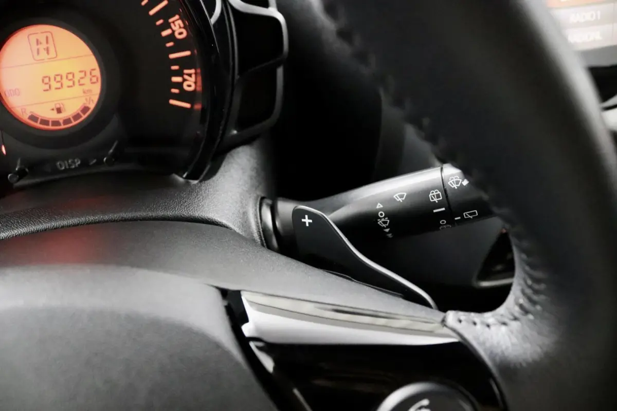 1.0 VVT-i x-play AUTOMAAT rood