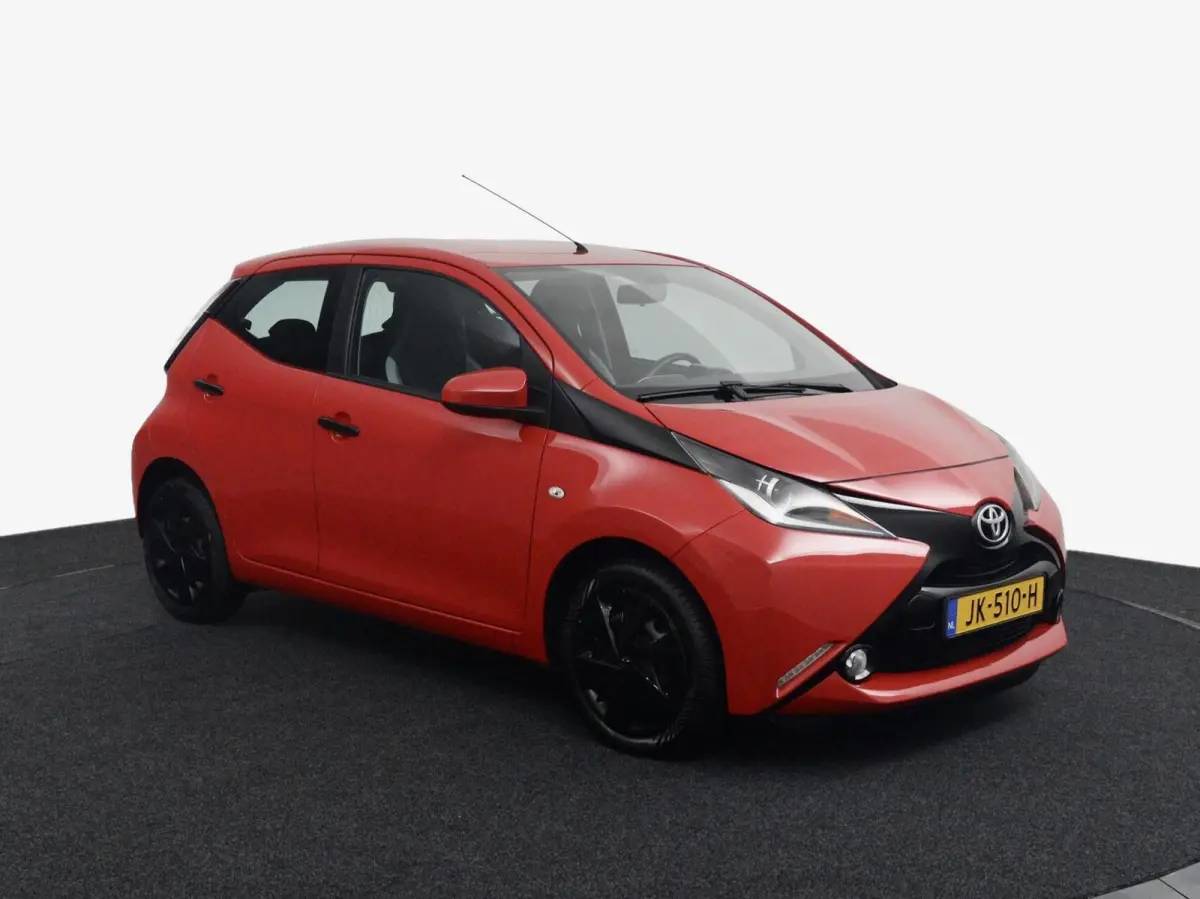1.0 VVT-i x-play AUTOMAAT rood