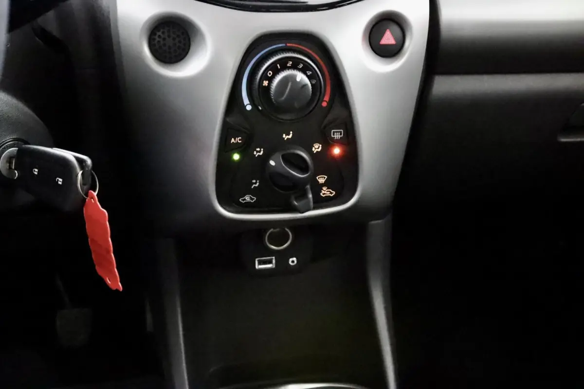 1.0 VVT-i x-play AUTOMAAT rood