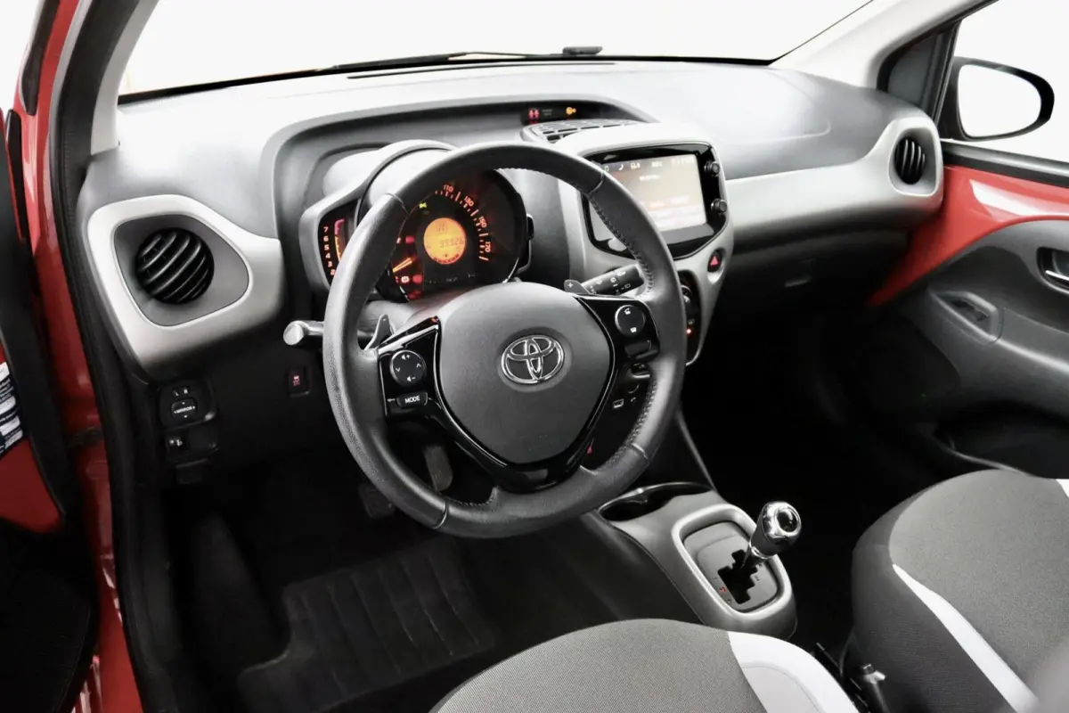 1.0 VVT-i x-play AUTOMAAT rood