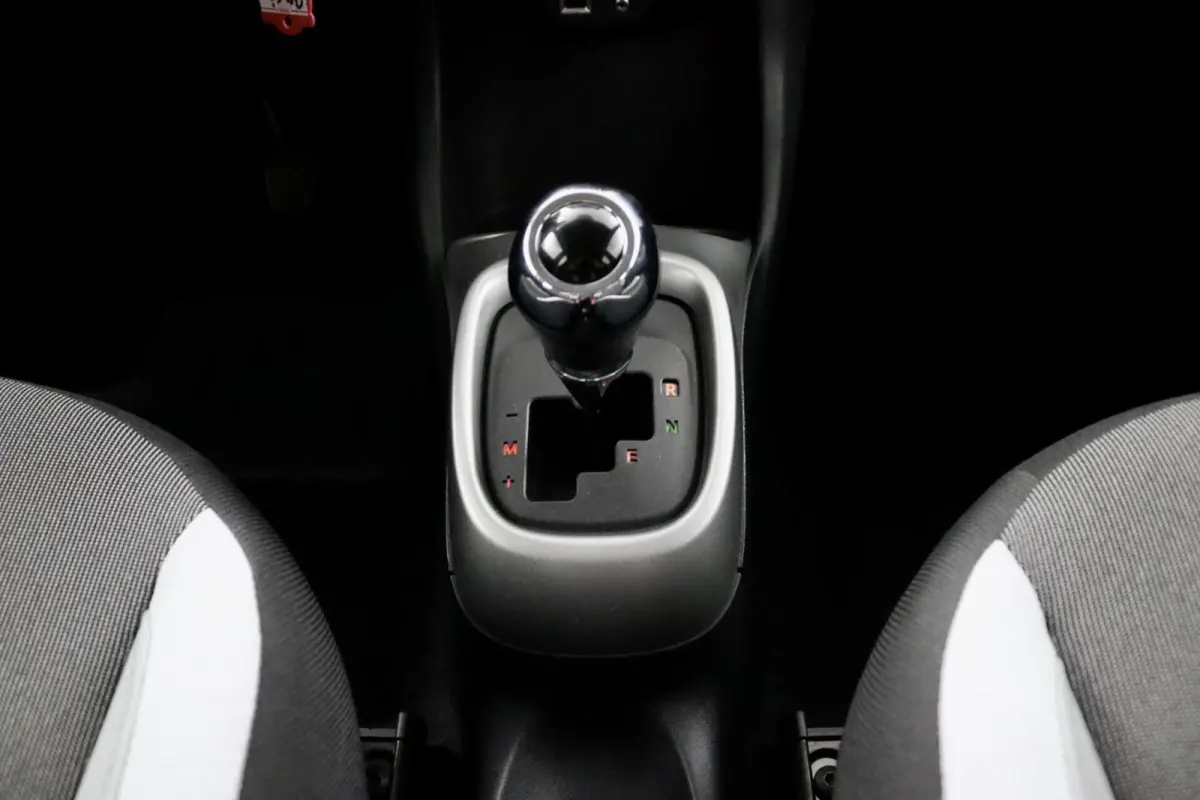 1.0 VVT-i x-play AUTOMAAT rood