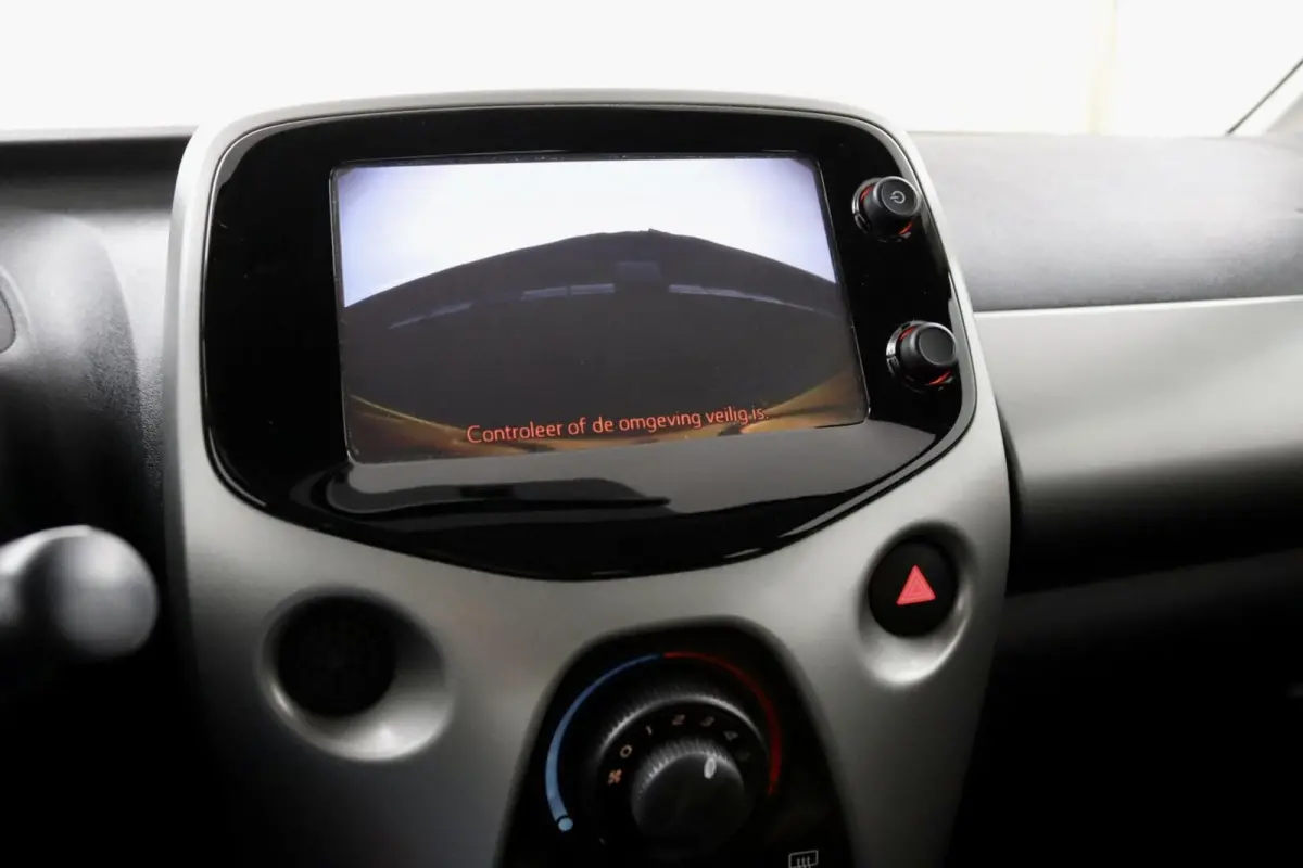 1.0 VVT-i x-play AUTOMAAT rood