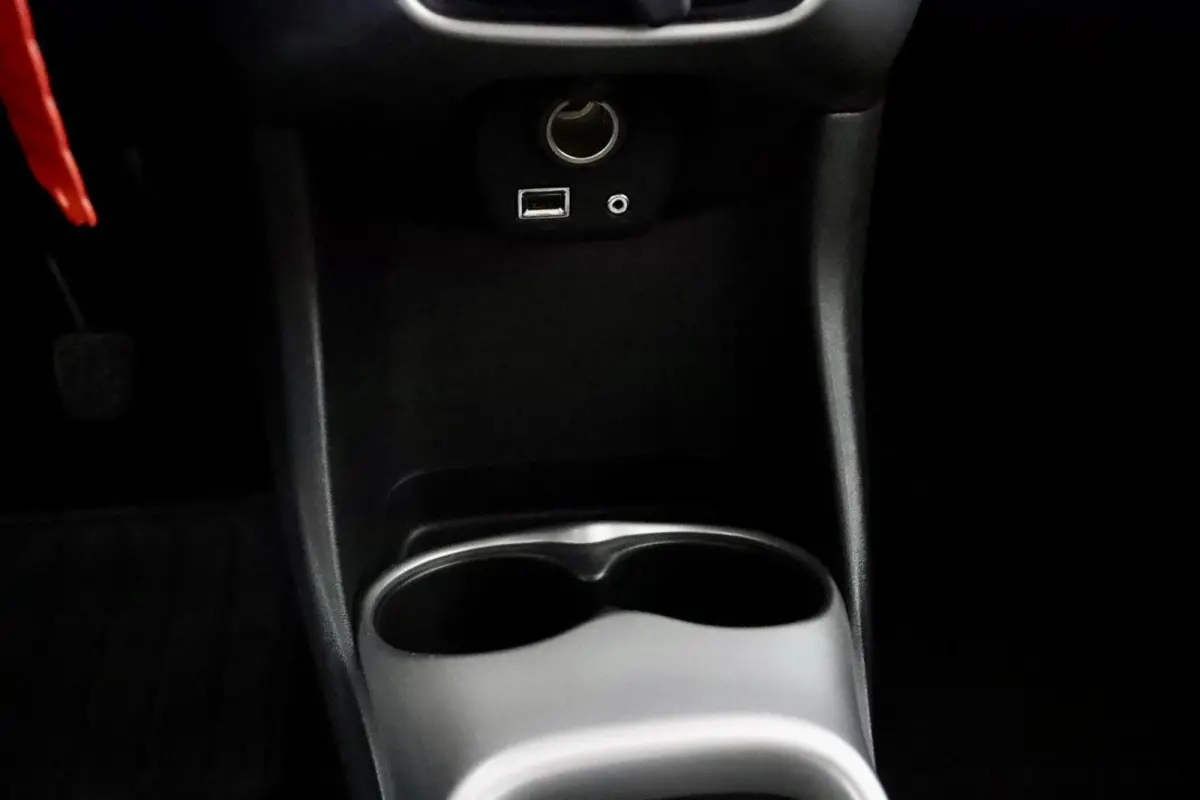 1.0 VVT-i x-play AUTOMAAT rood