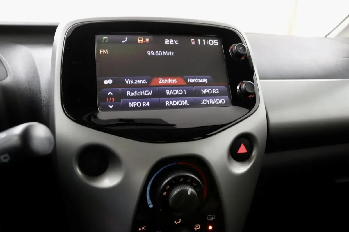 1.0 VVT-i x-play AUTOMAAT rood