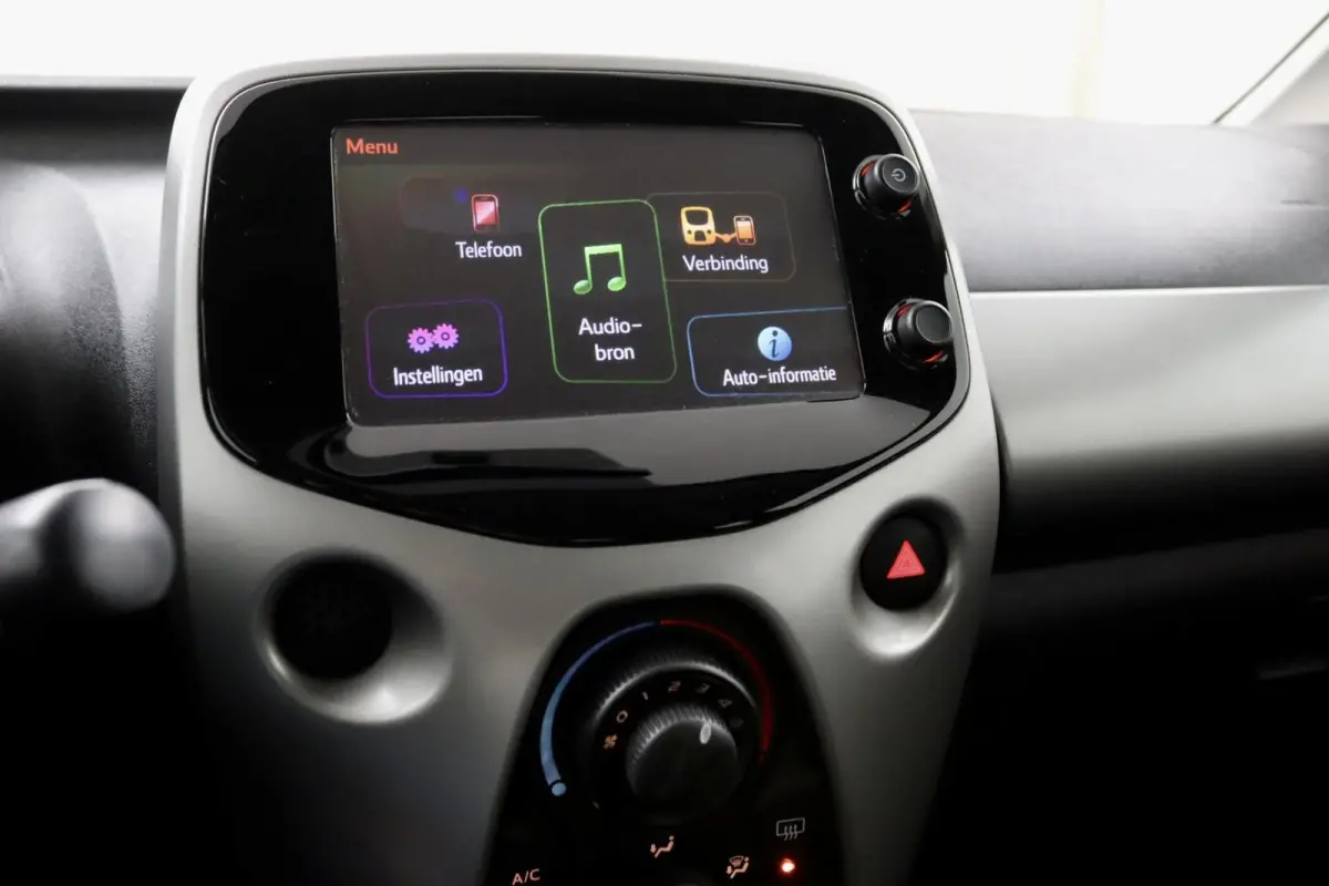 1.0 VVT-i x-play AUTOMAAT rood