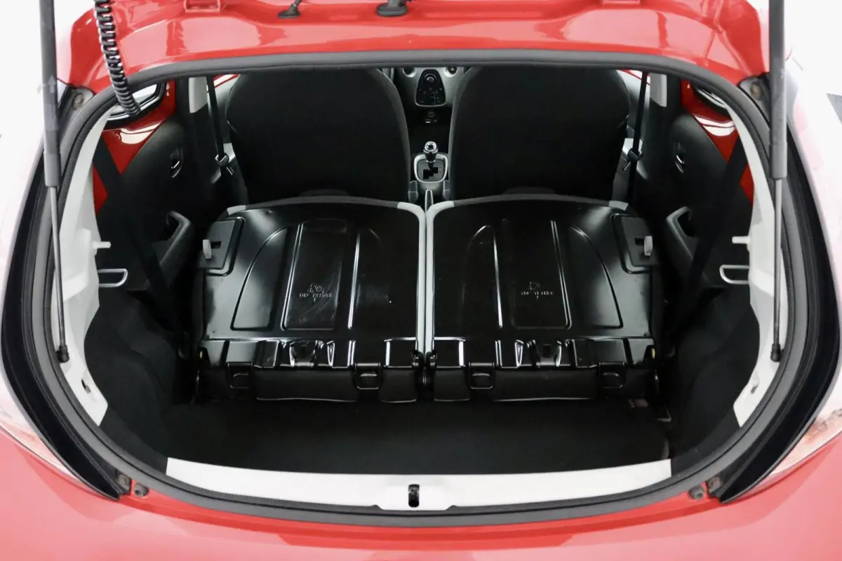 1.0 VVT-i x-play AUTOMAAT rood