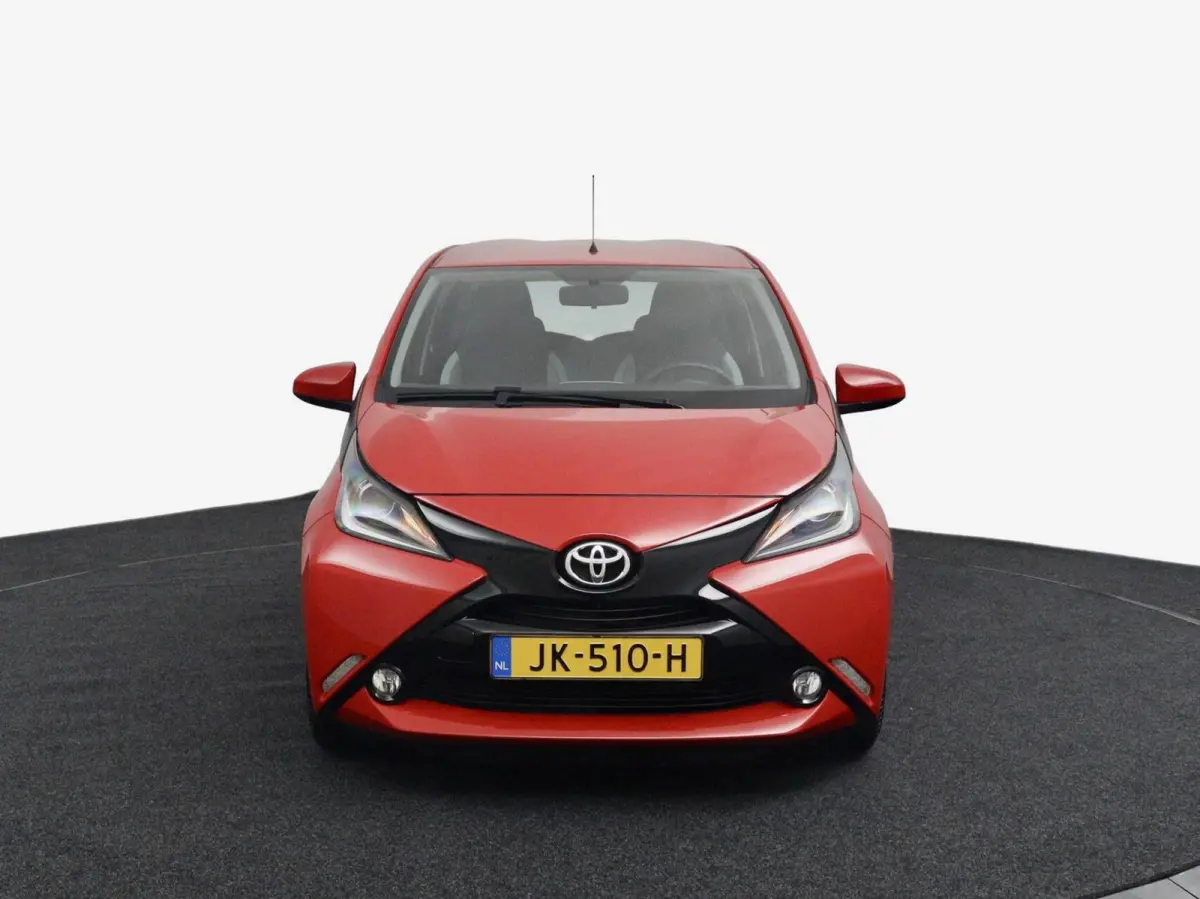 1.0 VVT-i x-play AUTOMAAT rood
