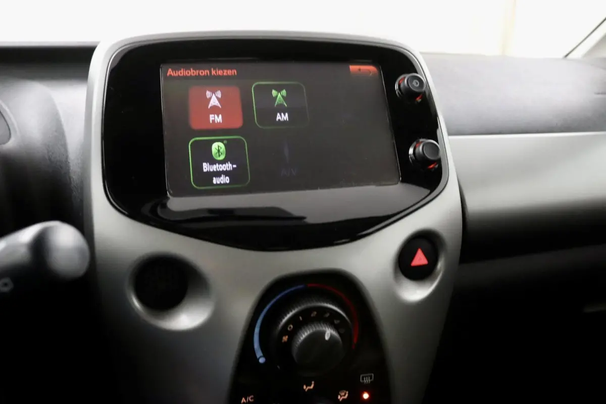 1.0 VVT-i x-play AUTOMAAT rood