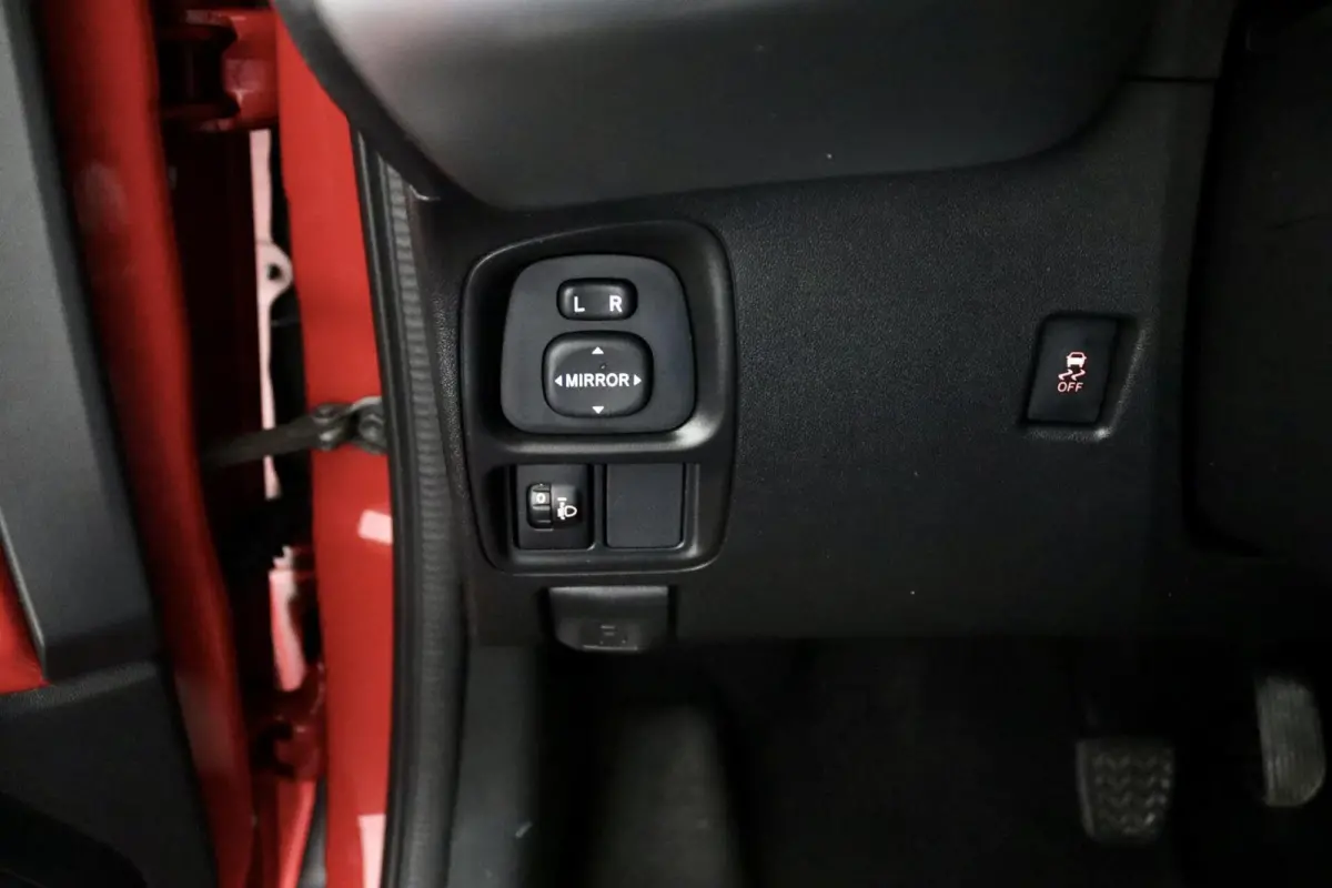 1.0 VVT-i x-play AUTOMAAT rood