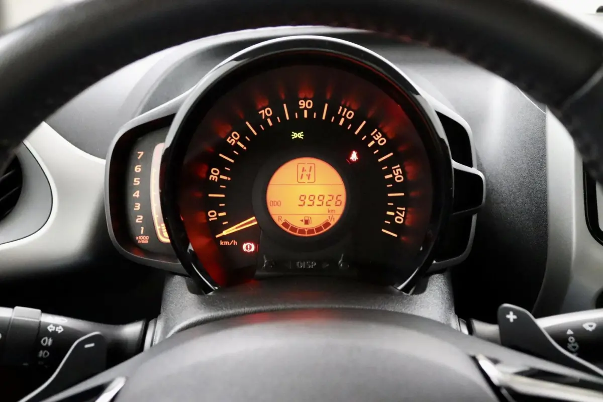 1.0 VVT-i x-play AUTOMAAT rood