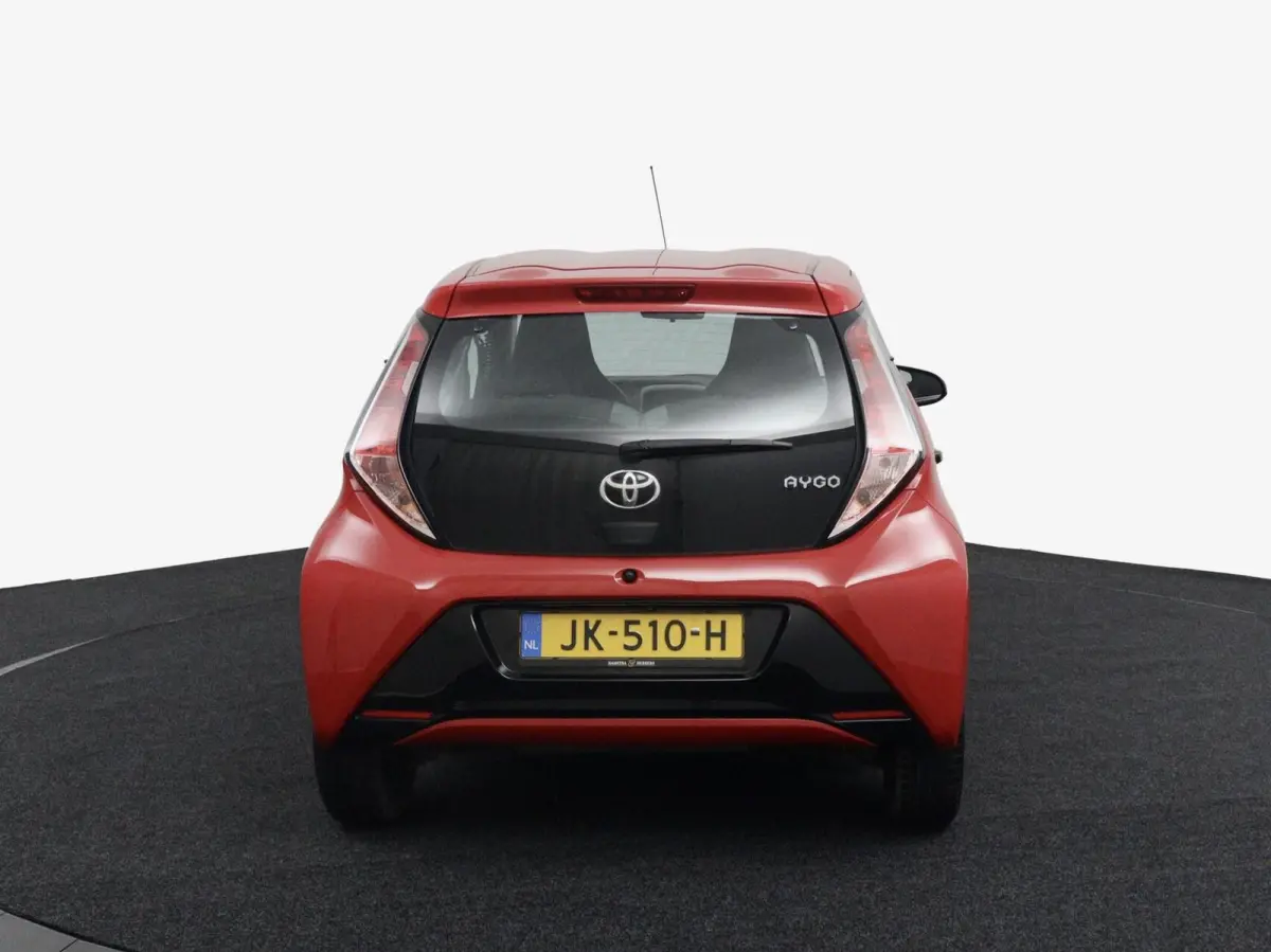 1.0 VVT-i x-play AUTOMAAT rood